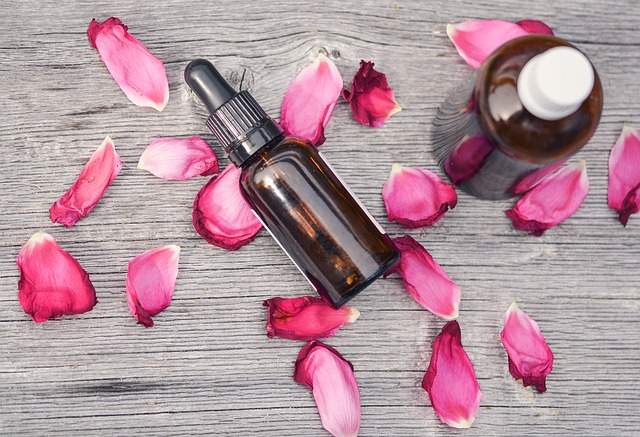macérat huileux ou huile essentielle avec des pétales de roses