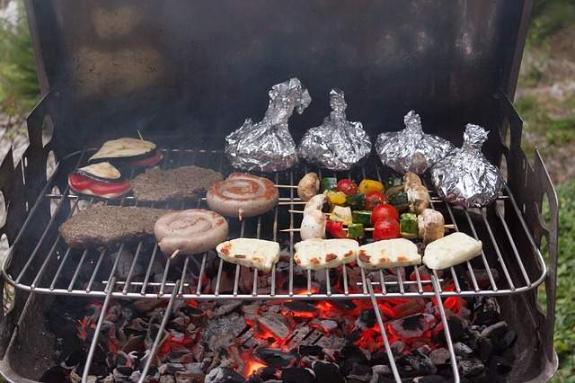 utiliser des papillotes et faire cuire la viande en brochettes pour un barbecue santé plus léger