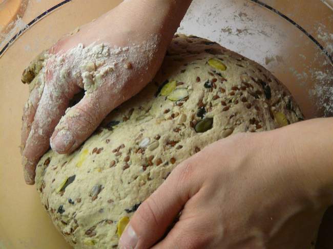 Pâte à pain maison aux graines et aux noix sans gluten