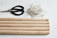 Porte-manteau avec des bâtons de bois