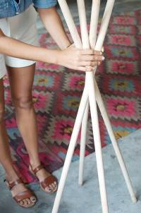 Porte-manteau avec des bâtons de bois