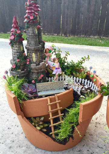 Mini jardin de fées avec un pot de fleur cassé