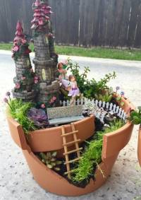 Mini jardin de fées avec un pot de fleur cassé
