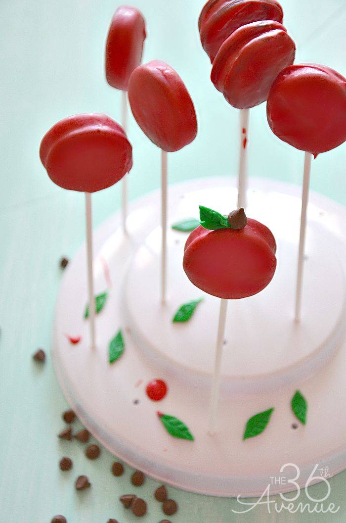 gâteaux blanc décoré de cake-pops pomme faits avec des biscuits Oreo