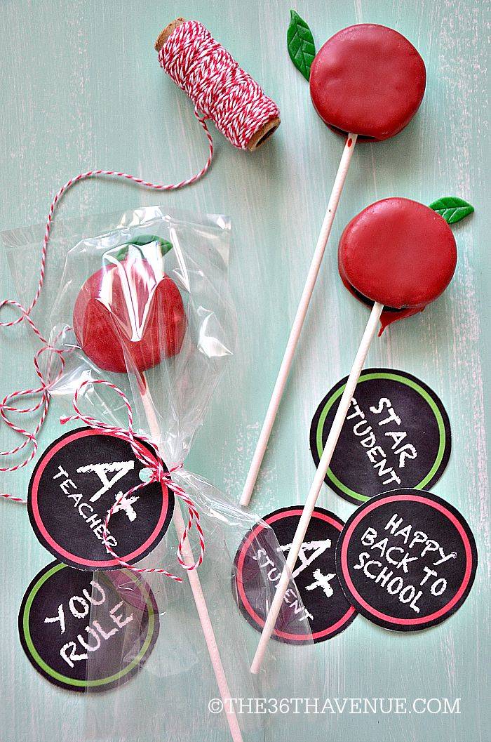 emballer les cakepops faits maison en forme de pomme faits avec des biscuits Oreo