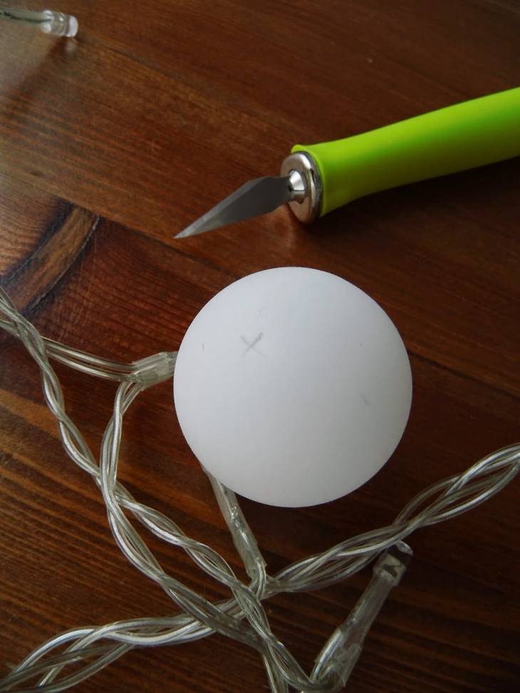 Guirlande lumineuse avec des balles de ping-pong