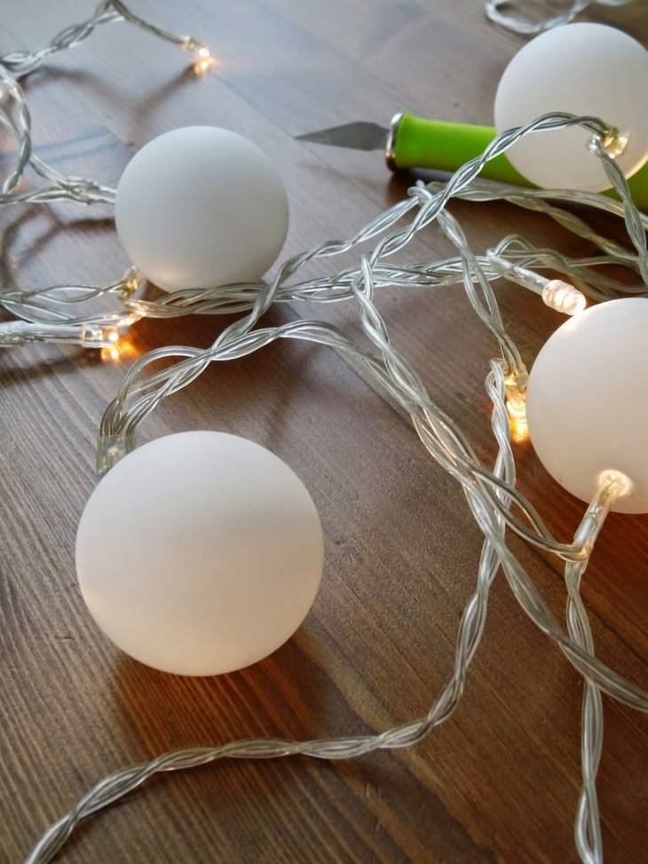 Guirlande lumineuse avec des balles de ping-pong