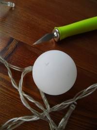 Guirlande lumineuse avec des balles de ping-pong