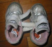 Pour que votre enfant ne mette plus ses chaussures à l’envers