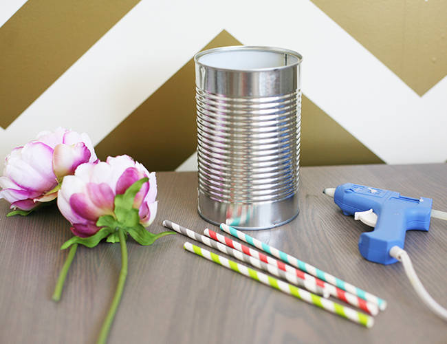 Vase décoré avec des pailles
