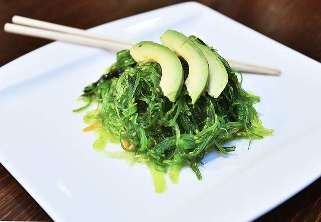 salade d'algues et tranches d'avocat