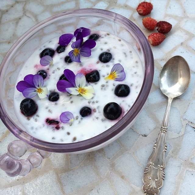 smoothie bowl avec des fleurs et des myrtilles 