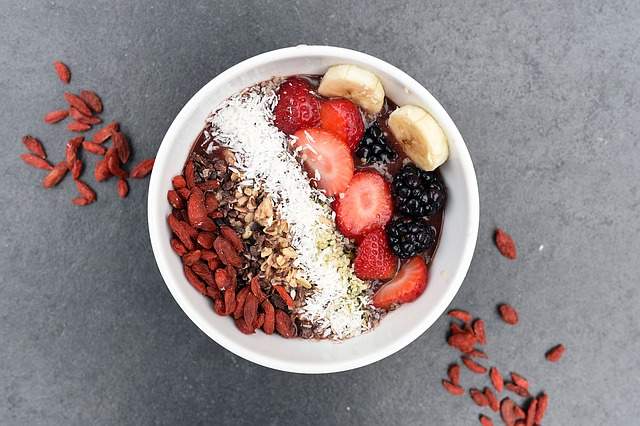 smoothie bowl banane, fraise, mûres, coco, noix et baies de goji