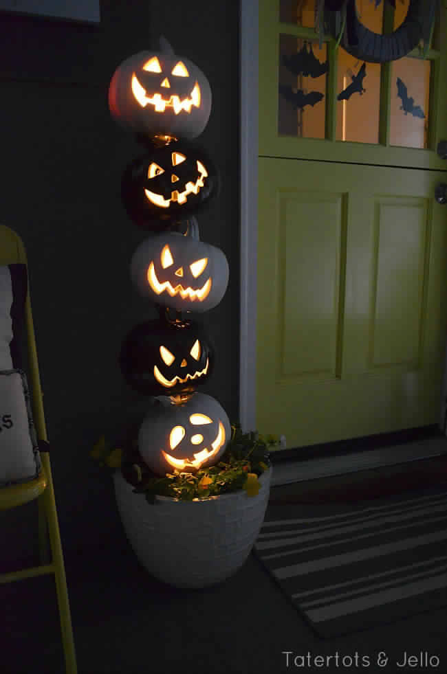 Colonne de citrouilles empilées