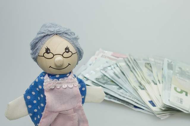 poupée de grand-mère et billets de banque