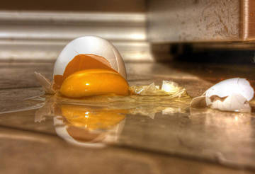 Nettoyer facilement un œuf tombé par terre