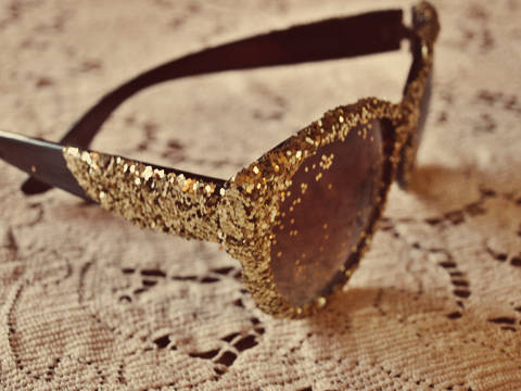 Ajouter des paillettes à des lunettes de soleil