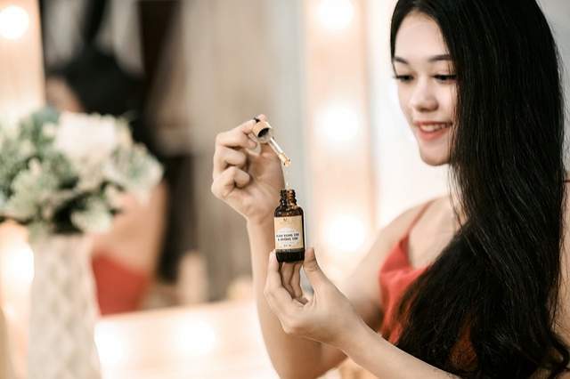 les utilisations de l'huile de ricin pour la beauté de la peau et des cheveux