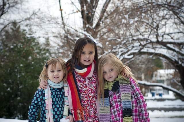 photo souvenir de trois filles sous la neige pendant les vacances de Noel