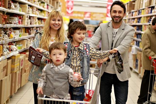 famille qui fait les courses au supermarché