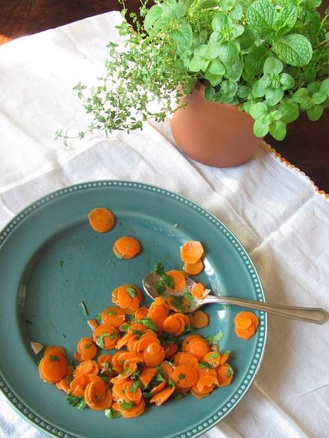 assiette avec des restes de carottes cuites