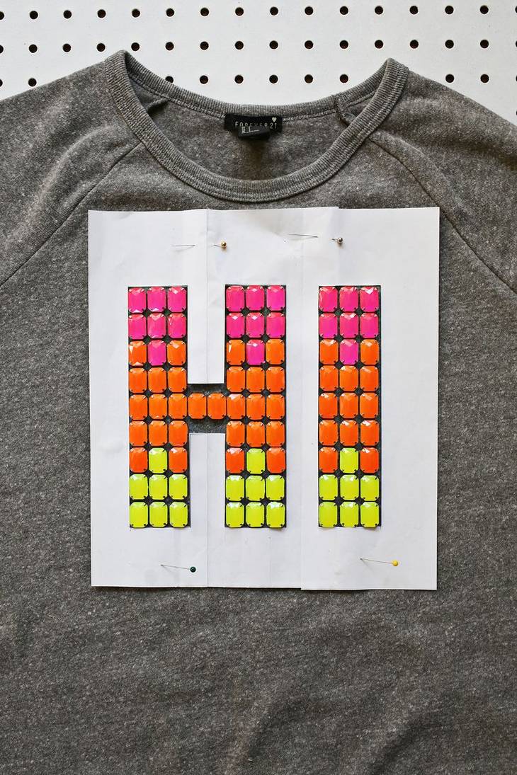 Relooker un t-shirt avec un texte en strass