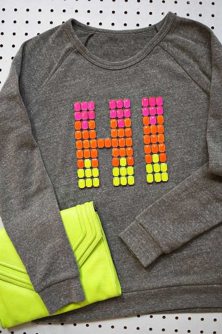 Relooker un t-shirt avec un texte en strass