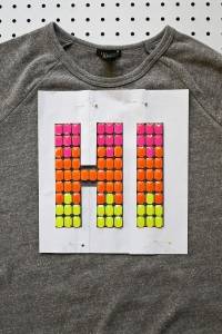 Relooker un t-shirt avec un texte en strass