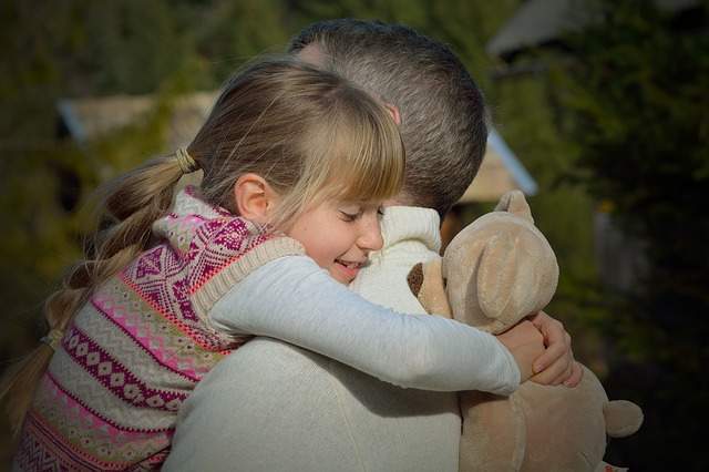 petite fille qui enlace son papa
