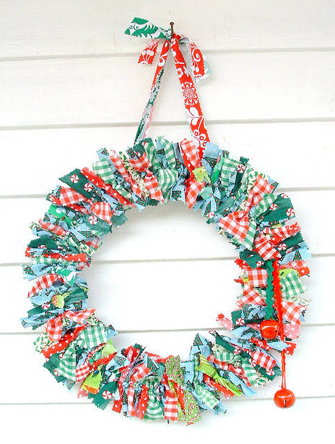Couronne de noël en chutes de tissus