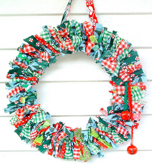 Couronne de noël en chutes de tissus