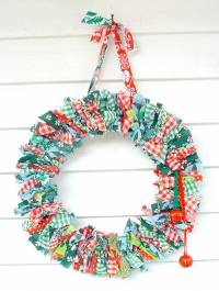 Couronne de noël en chutes de tissus