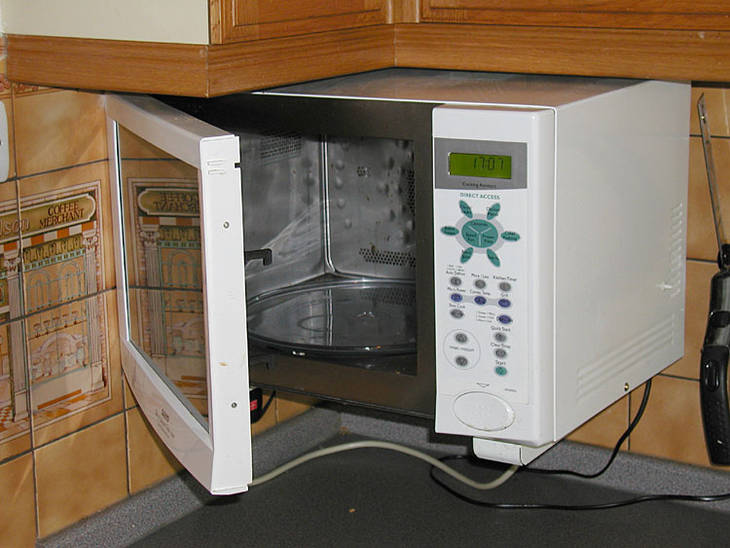 Nettoyer le micro-onde en seulement 5 minutes