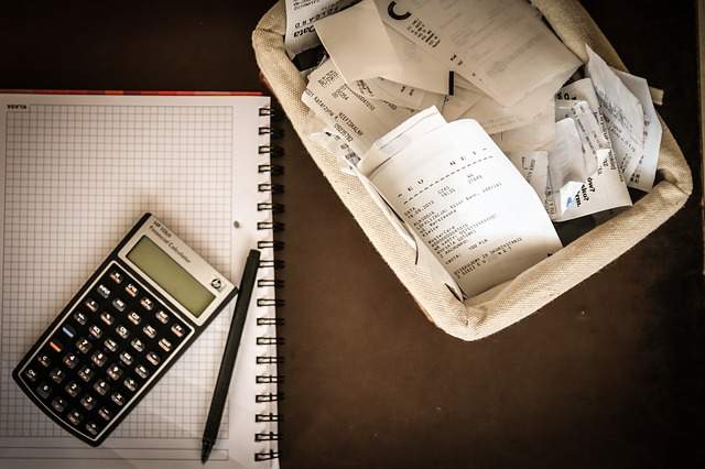 faire ces comptes, tickets de caisse, calculatrice