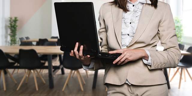 femme d'affaire, working girl tenant un ordinateur portable