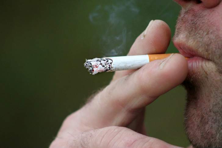 gros plan sur un homme qui fume une cigarette