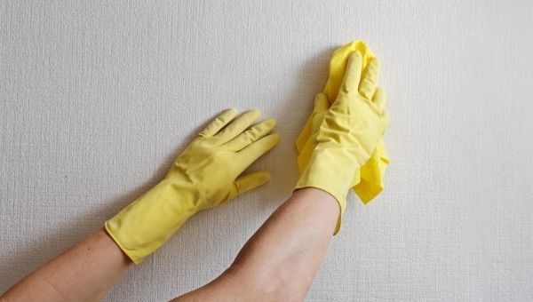 Nettoyage d'un mur à la main