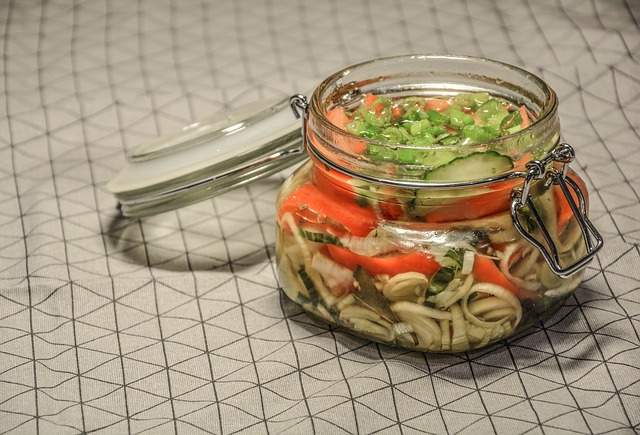 Bocal en verre avec des légumes en conserve pickles faits maison