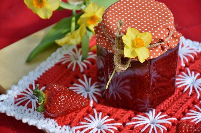 pot de confiture de fraise joliment décoré à offrir 