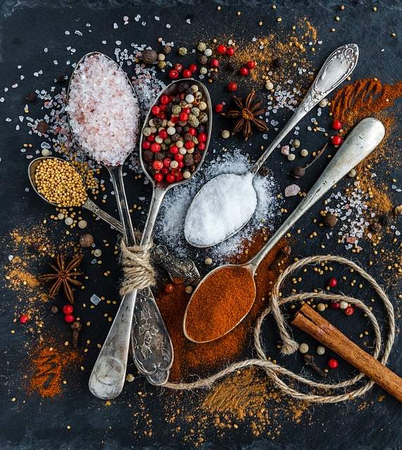 cuillères avec du sel et des aromates 