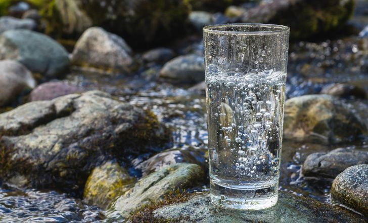 Eau de source ou eau minérale naturelle ? Quelle différence ?