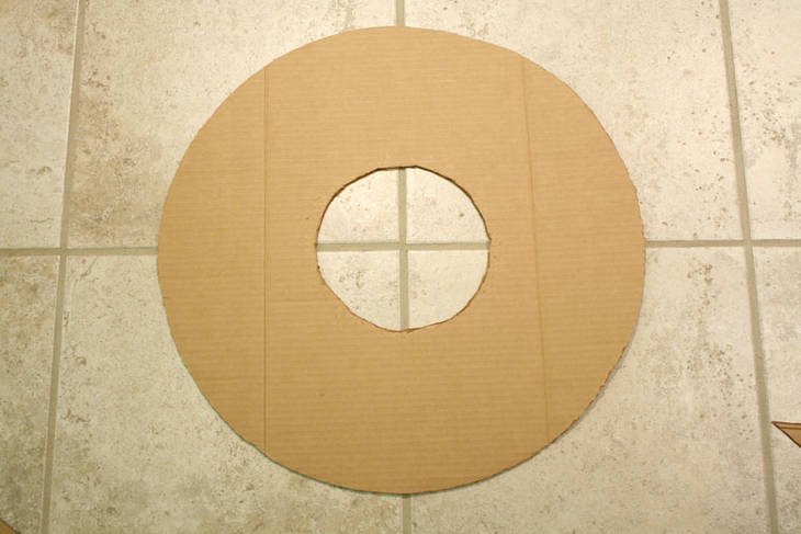 Miroir avec des cuillères en plastique