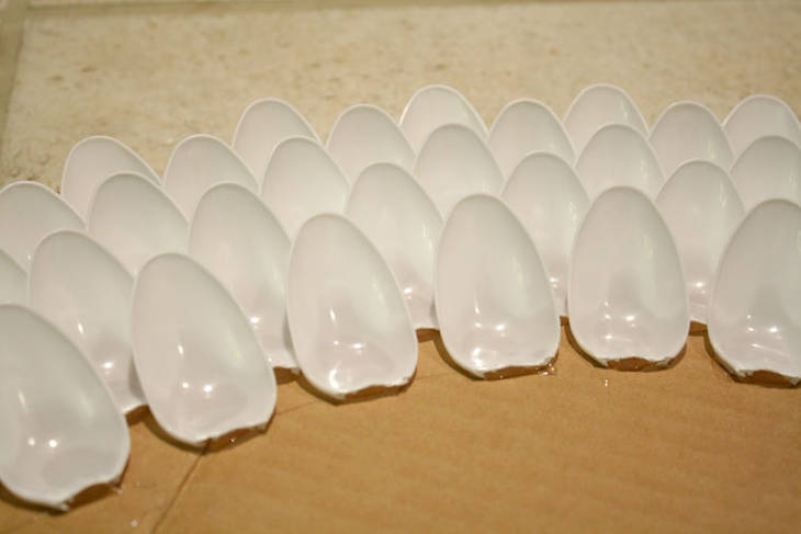 Miroir avec des cuillères en plastique