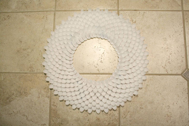 Miroir avec des cuillères en plastique