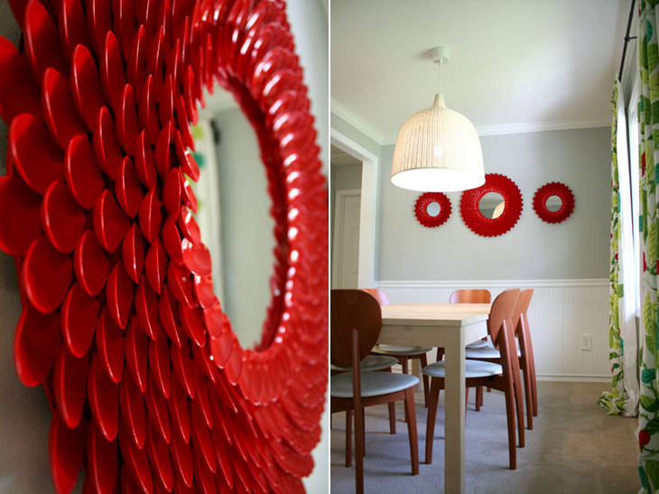 Miroir avec des cuillères en plastique