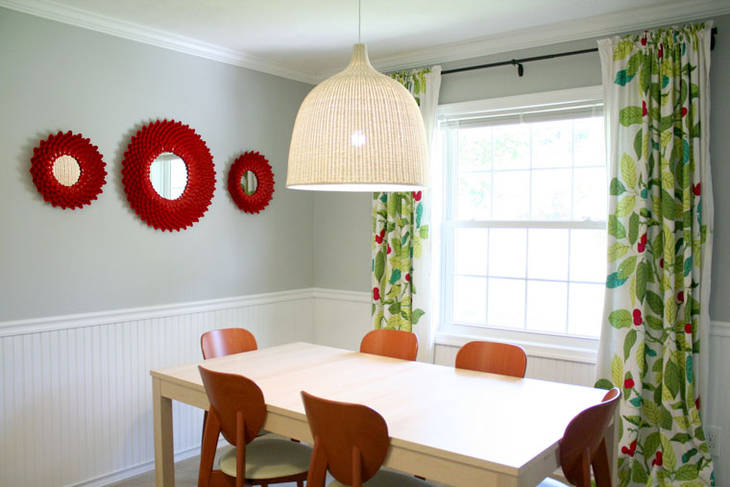 Miroir avec des cuillères en plastique