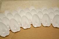 Miroir avec des cuillères en plastique