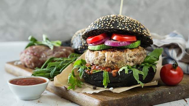 hamburger avec le pain à hamburger au charbon végétal activé