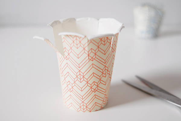 Emballage cadeau avec des gobelets en carton