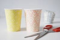 Emballage cadeau avec des gobelets en carton